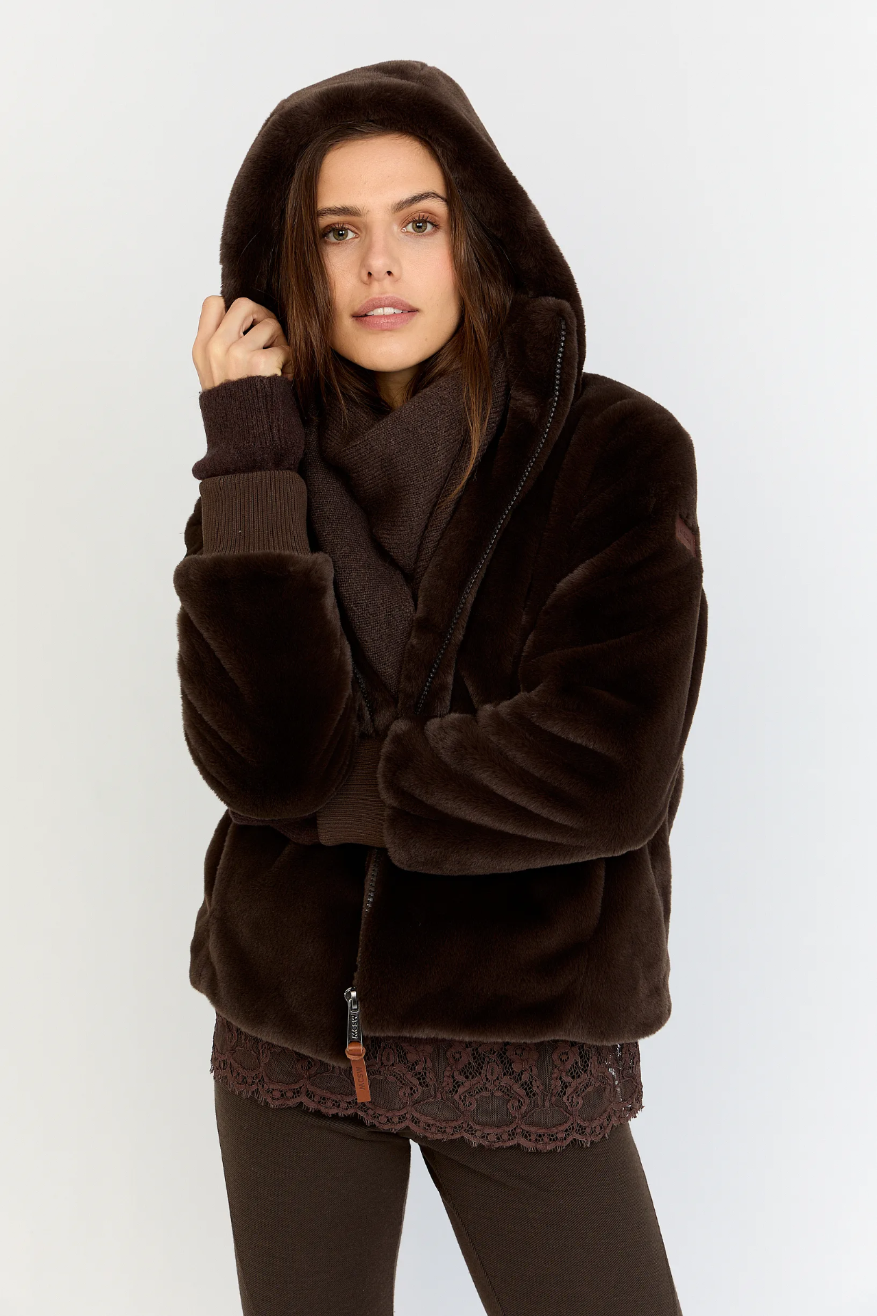 Model in een zachte bruine teddyjas van Moscow met capuchon