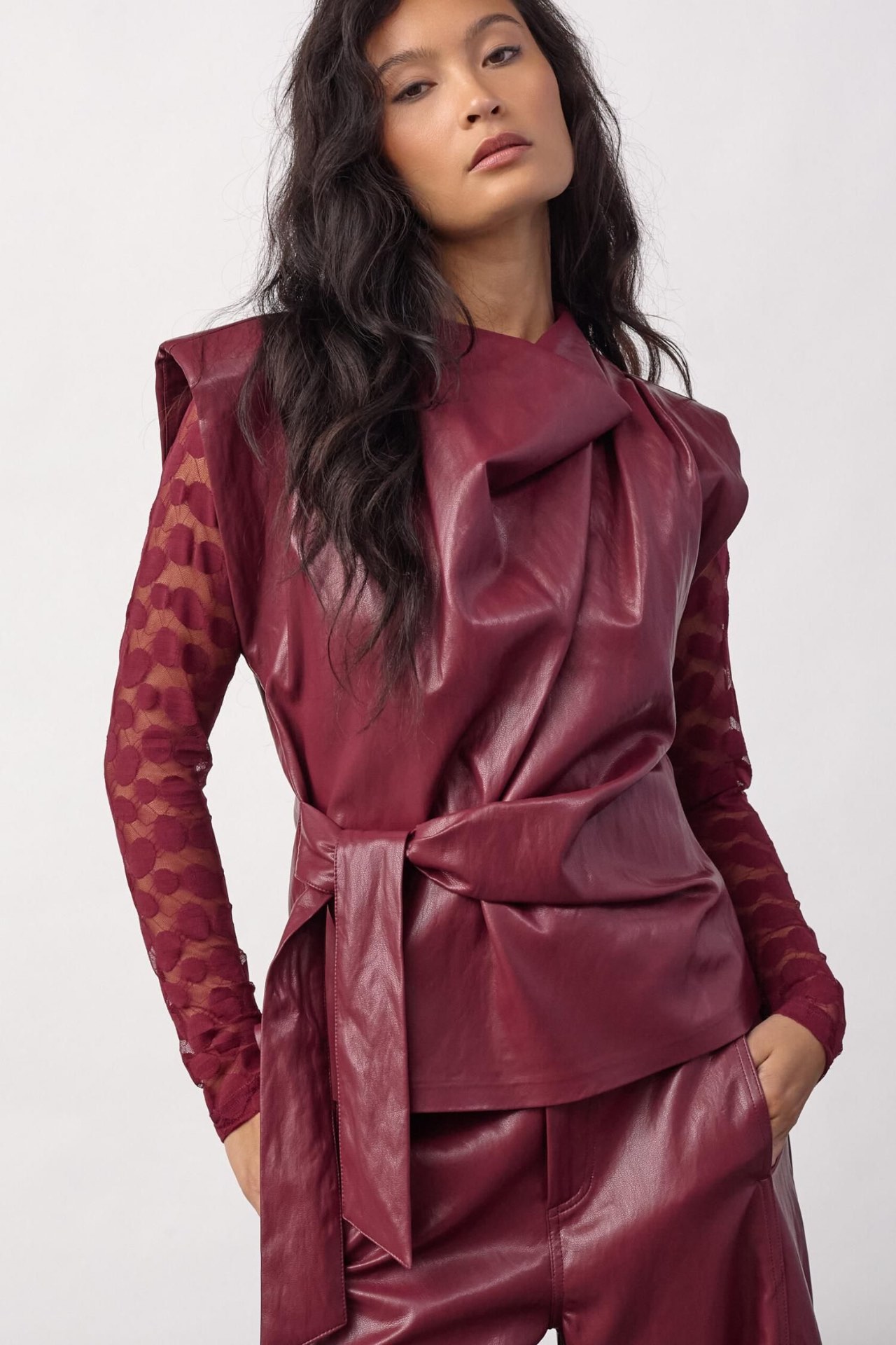 Co'Couture top in bordeaux leerlook met mesh mouwen